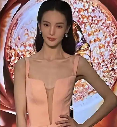 时尚时尚的脸,身材却是干瘪五五分,瞬间拉低了档次_金晨_何晴_鞠婧祎