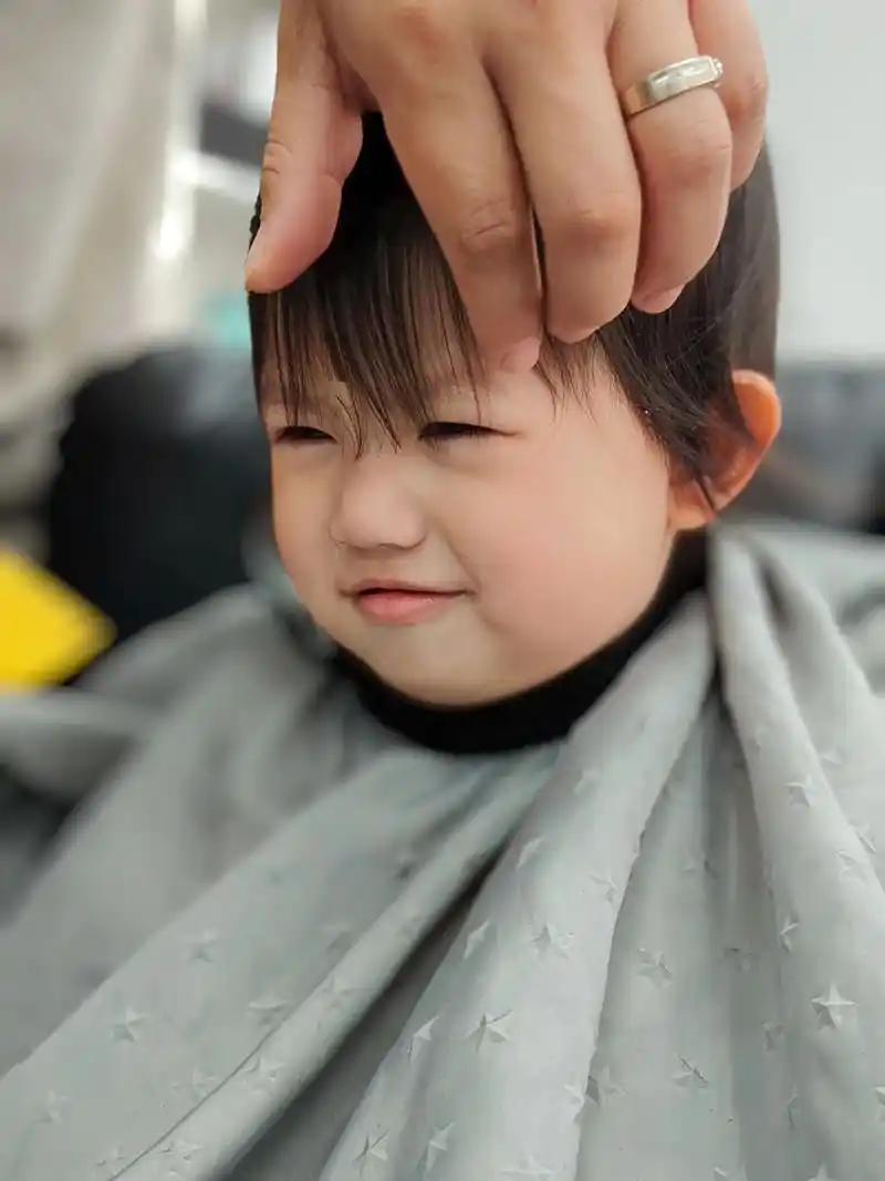 剪头发,各种表情包的妹妹