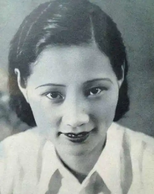 一生在风雨中飘摇,那本就动人的容貌在风霜的击打中更多了一份棱角