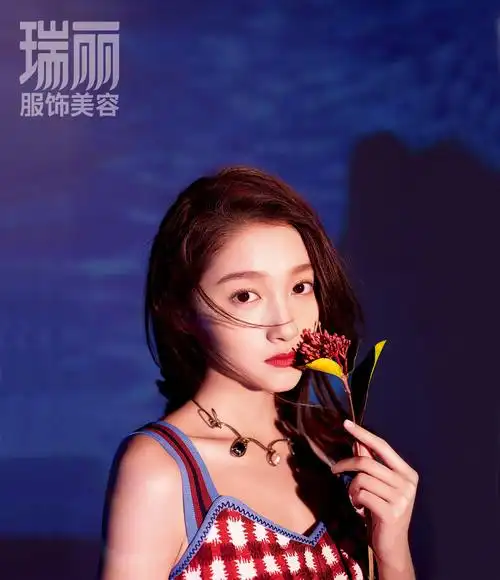 关晓彤封面大片曝光 双眼晶莹少女味足