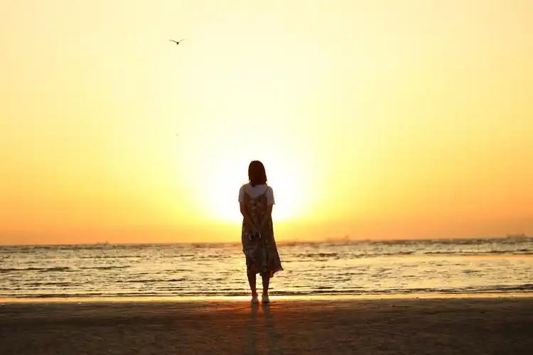 海边-日出云7815立秋晚霞在人山人海里寻找一个安静的角落作品