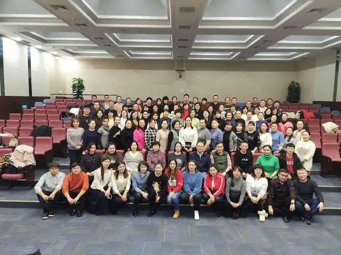 百人团的集体合影