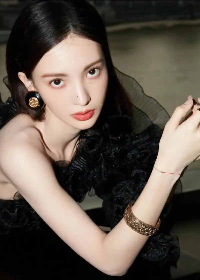 金晨的高跟凉鞋与大长腿,她的每一步都如同在演绎一首动人的诗歌,令人