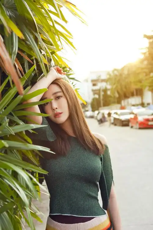 运动性感自由切换 杜若溪完美演绎百变风格