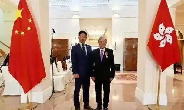 霍启山气质好,身高比霍启刚霍启仁高,合影昂首挺胸握拳很端庄_霍震霆