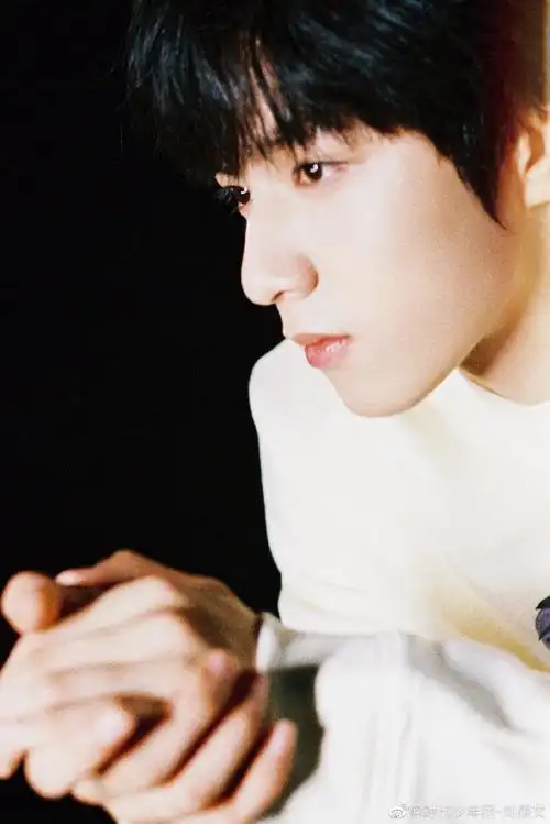 刘耀文无限超越班演上海滩##刘耀文草莓卫衣三宫格随拍