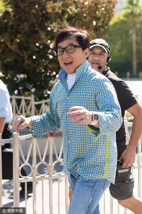 成龙格子衬衫冲镜头大方挥手超亲和 马里奥洛佩兹变身小迷弟求合影