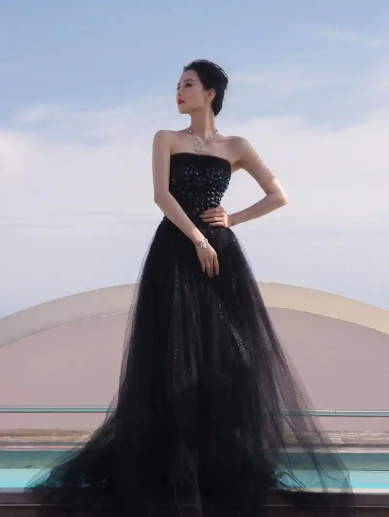 【刘诗诗戛纳海边美照曝光,黑色抹胸长宛如天鹅,气质高贵优雅】