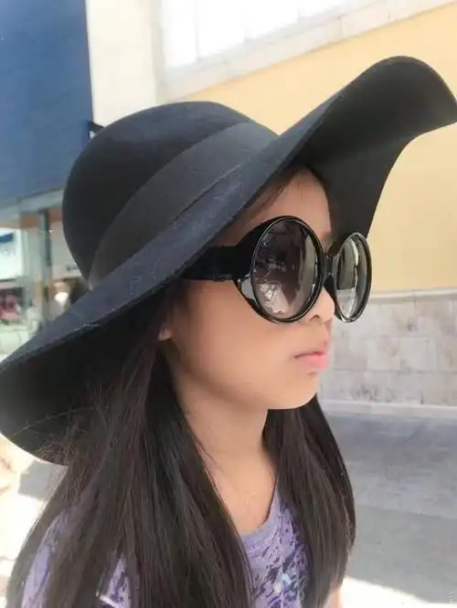 张庭晒女儿近照小公主气质越来越像妈妈比小时候漂亮了