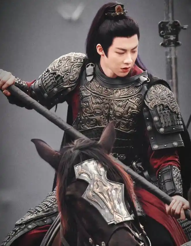 看了刘宇宁的古装路透图,网友直呼:小说里的将军有脸了!