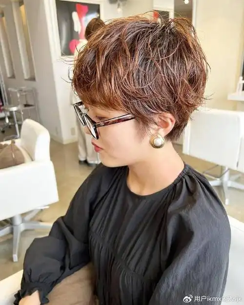 女士发型别乱剪,想美就选露耳短发,好看时尚不夸张