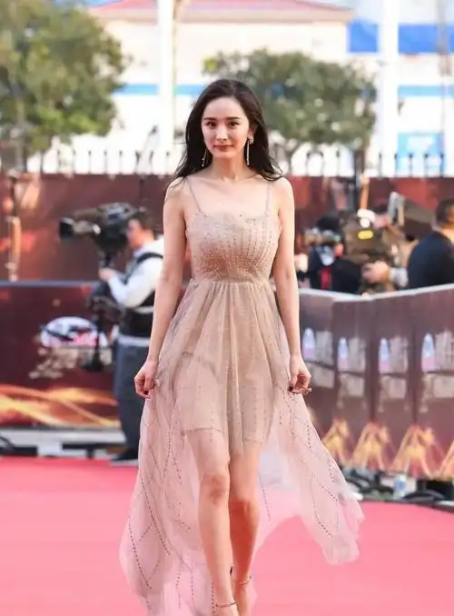 原创94斤杨幂实力演绎什么叫"浑身都是懂事的肉",这魔鬼身材谁能不