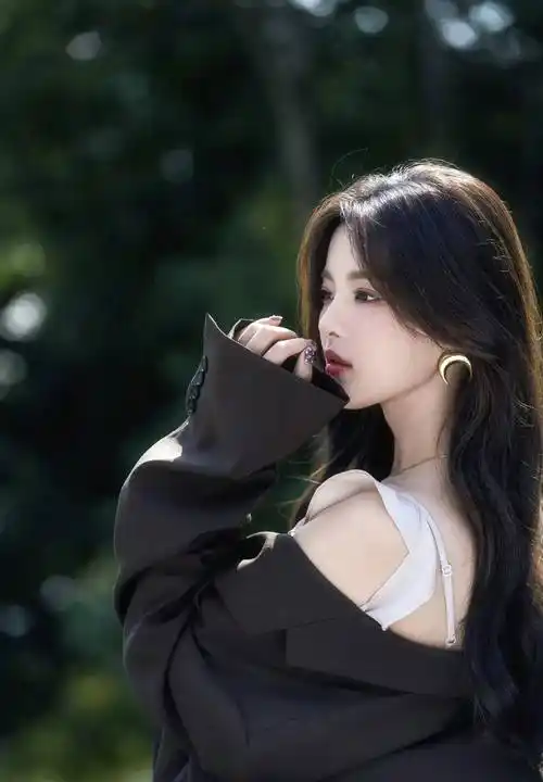 杨超越-沐浴在冬日暖阳的怀抱中,仿佛被万千光芒所簇拥_阳光_欲望