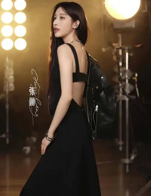 身高腿长惹人羡,被网友戏称"笨蛋美女",女团装太抢眼_身材_张俪_舞台