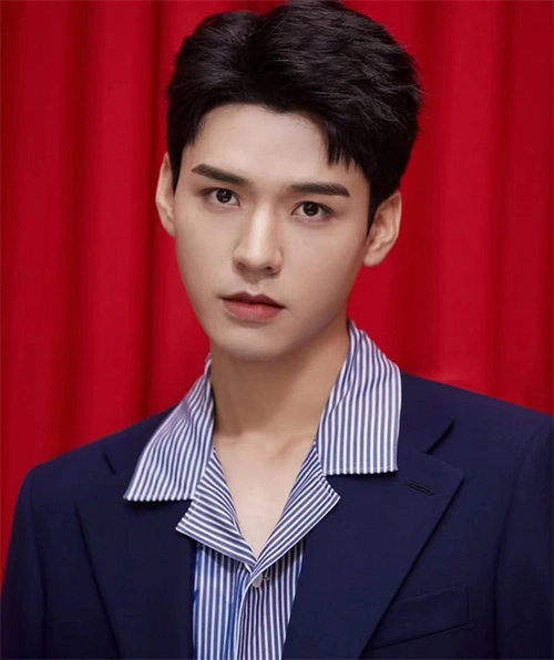 龚俊的发型基本都说露额微烫短发,利用发品抓出蓬松感,轻熟大气又时尚