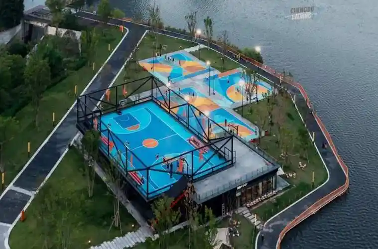 位于兴隆湖湖畔,户外篮球场,约30㎡,可容纳2个半场,1个全场小型篮球