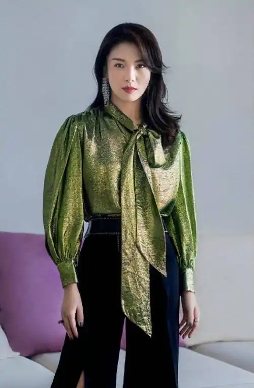 明亮的衬衫穿衣技巧:穿搭分析【1】在刘涛在微博上分享的这一系列照片