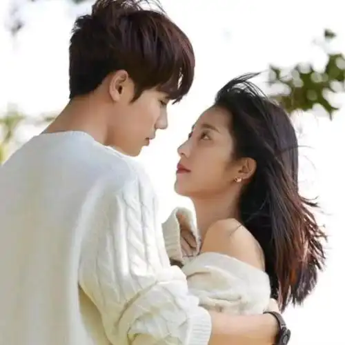 帅哥美女深情对视情侣头像图片