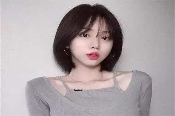 流行的一款短发发型,也是众多女生一种选择,方脸和圆脸女生都十分适合