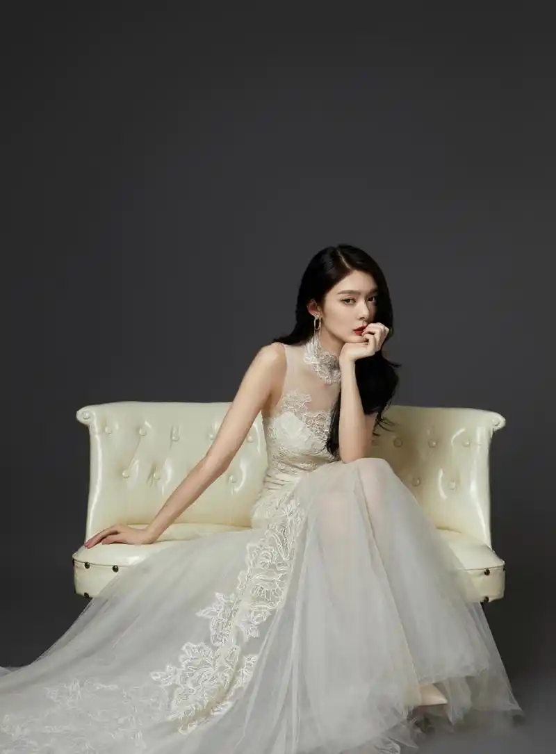 原创傅菁晒婚纱造型纯白婚纱搭配黑色颈带唯美浪漫又酷飒帅气