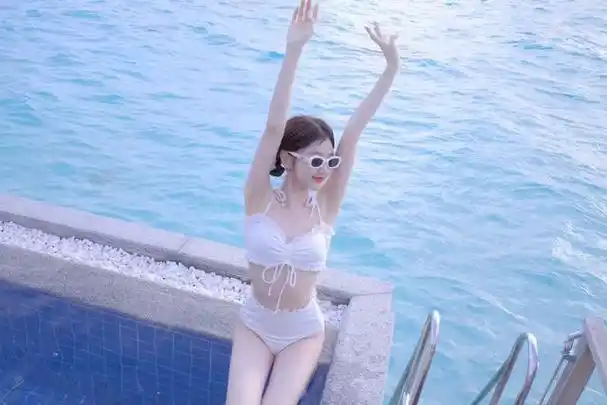 毛晓彤海边美拍