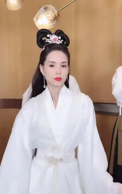 55岁李若彤穿古装热舞,抖肩扭胯腰肢纤细,身后两个帅哥伴舞