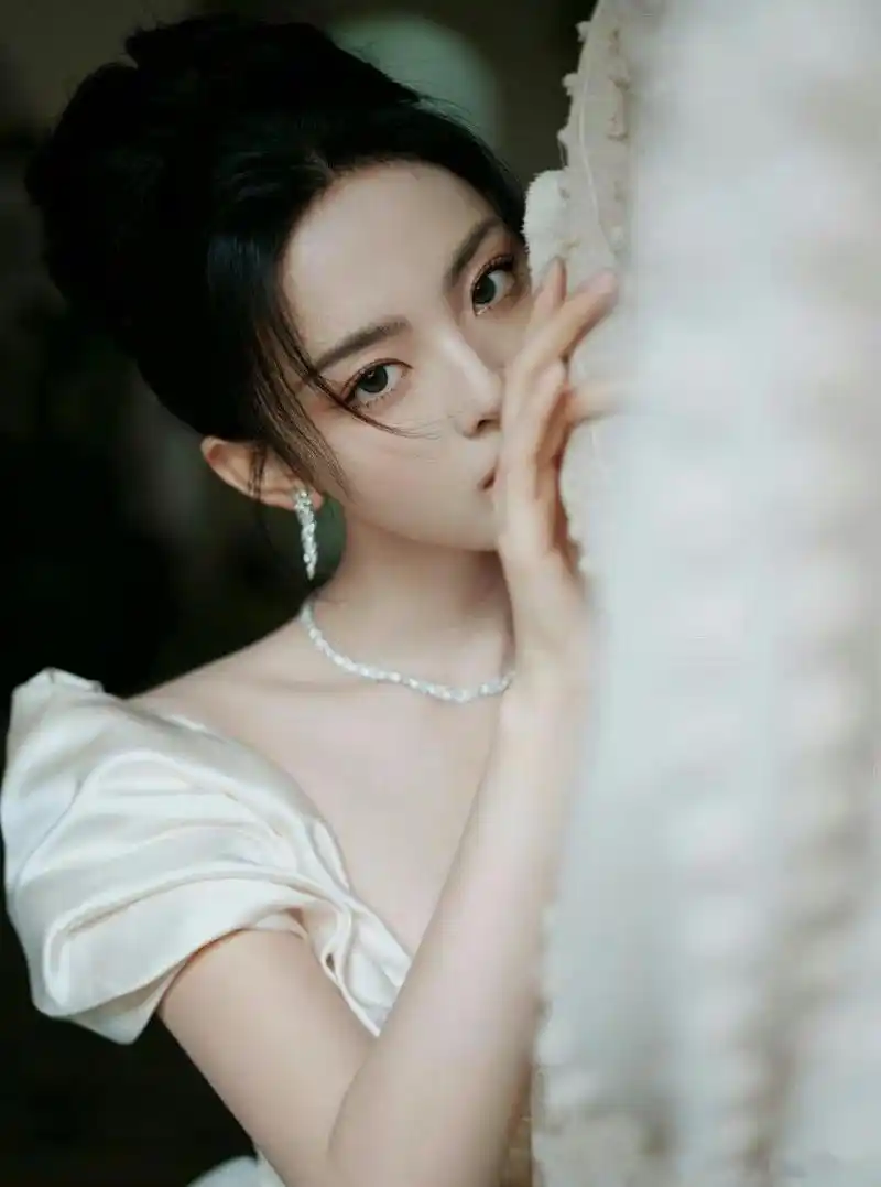 杨超越淡黄色公主裙#哇,这是坠落人间的天使吗?