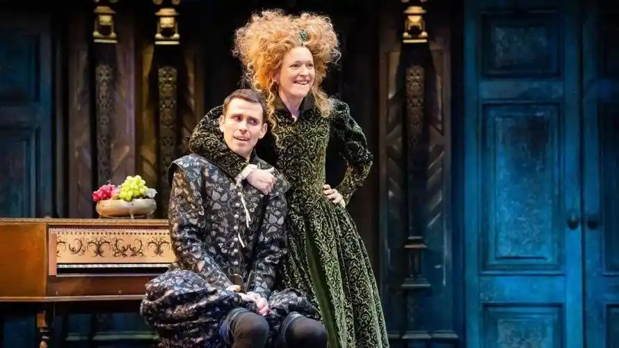 预告颠覆与忠实莎士比亚喜剧的酷儿化改编