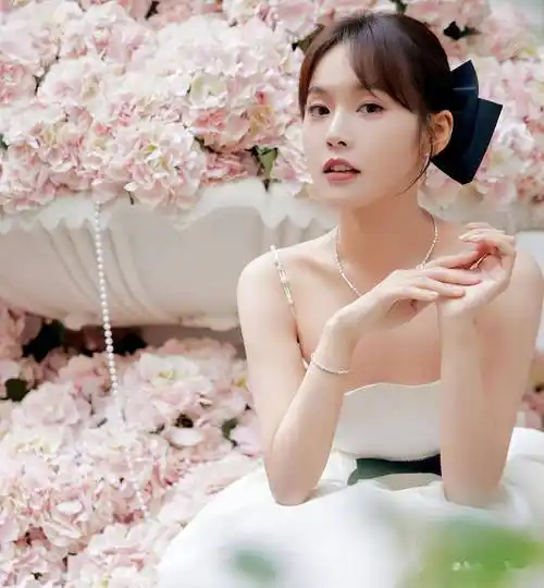 35岁张佳宁庆生,和宋茜黄晓明同框好显嫩,网友:她吃防腐剂了