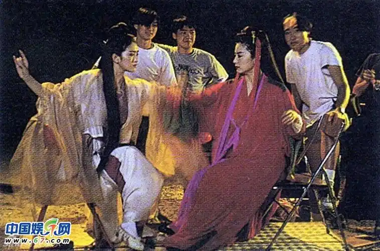 林青霞巩俐天山童姥旧照曝光陷同性暧昧组图