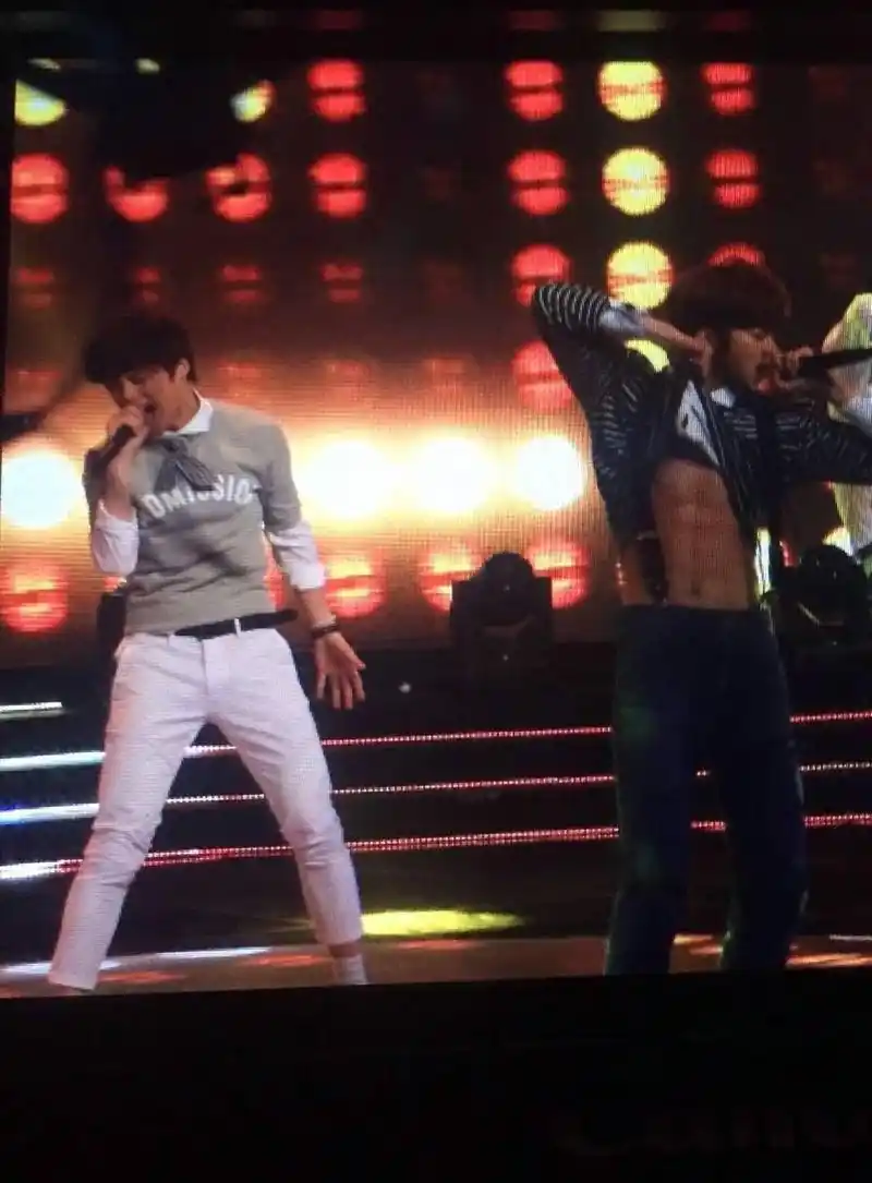 蔡徐坤:六块腹肌的性感演绎 蔡徐坤复出开演唱会,现场几千人高喊