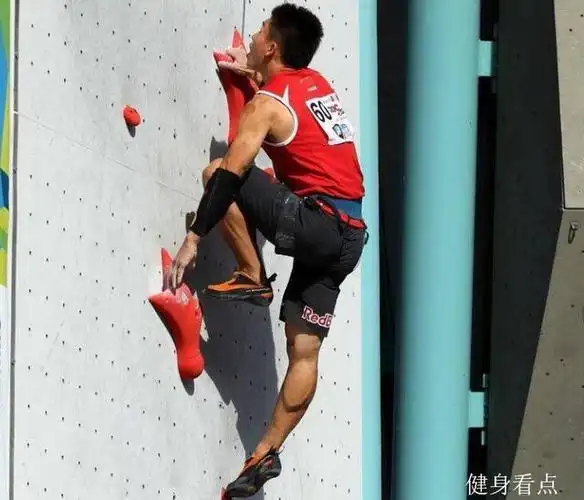 中国小伙58秒攀岩15米单指做引体向上这肌肉不输欧美运动员
