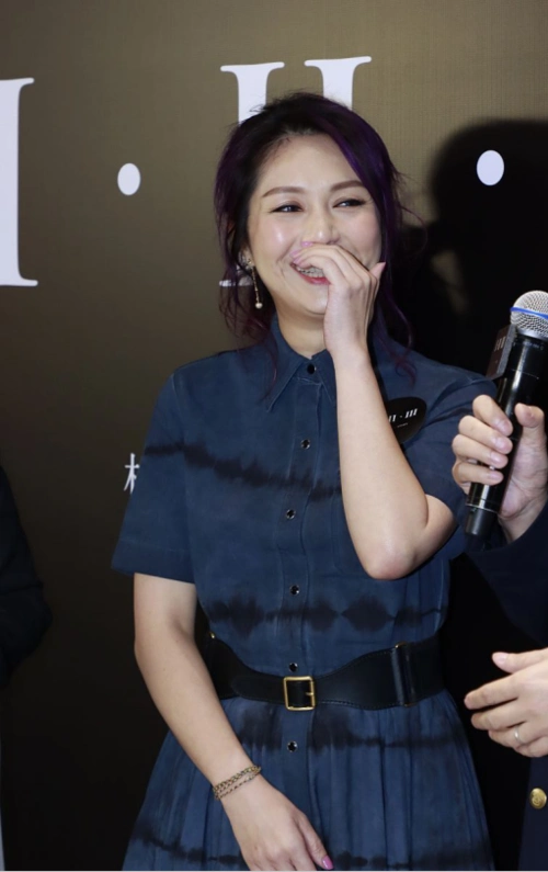 杨千嬅半永久发色真显白配深色服装像剥了壳的鸡蛋太嫩了