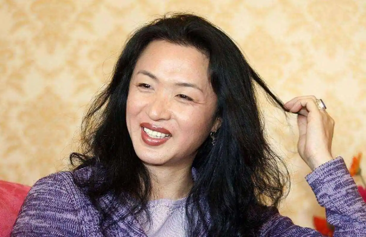 "  就这样,肯波琳为了房租和金星举办了婚礼.