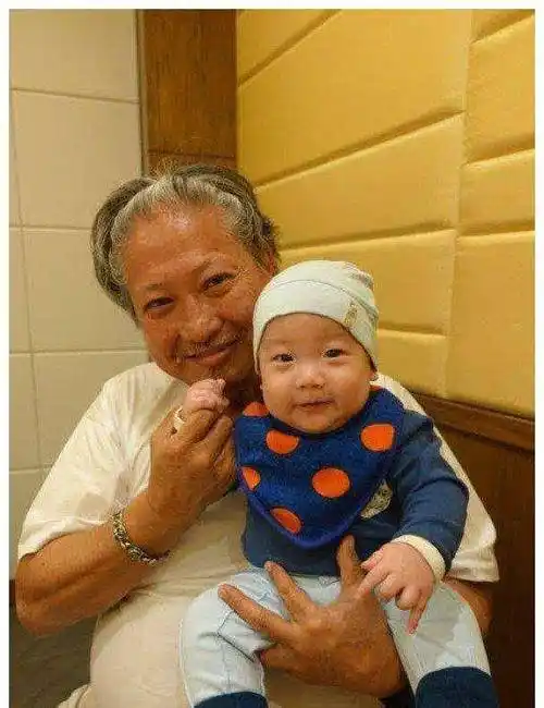 洪金宝带成龙出道,开僵尸片和动作喜剧先河,68岁近照令人唏嘘_电影