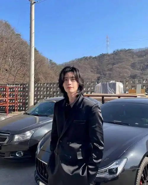 李钟硕ins晒长发库存照