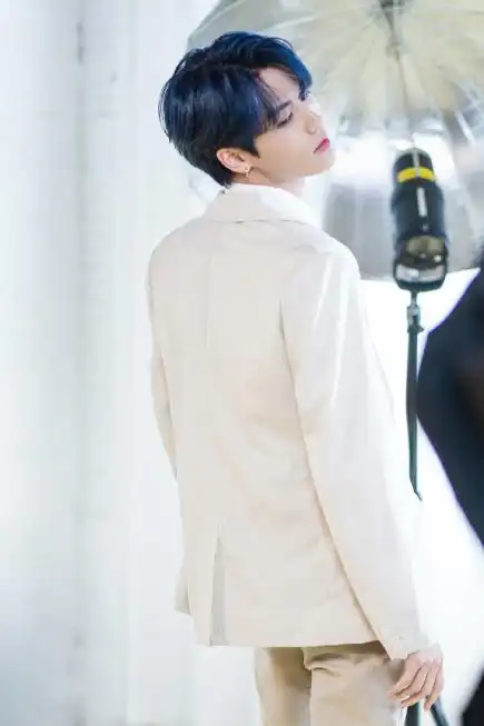 林彦俊蓝发造型,清新十足,帅气潇洒