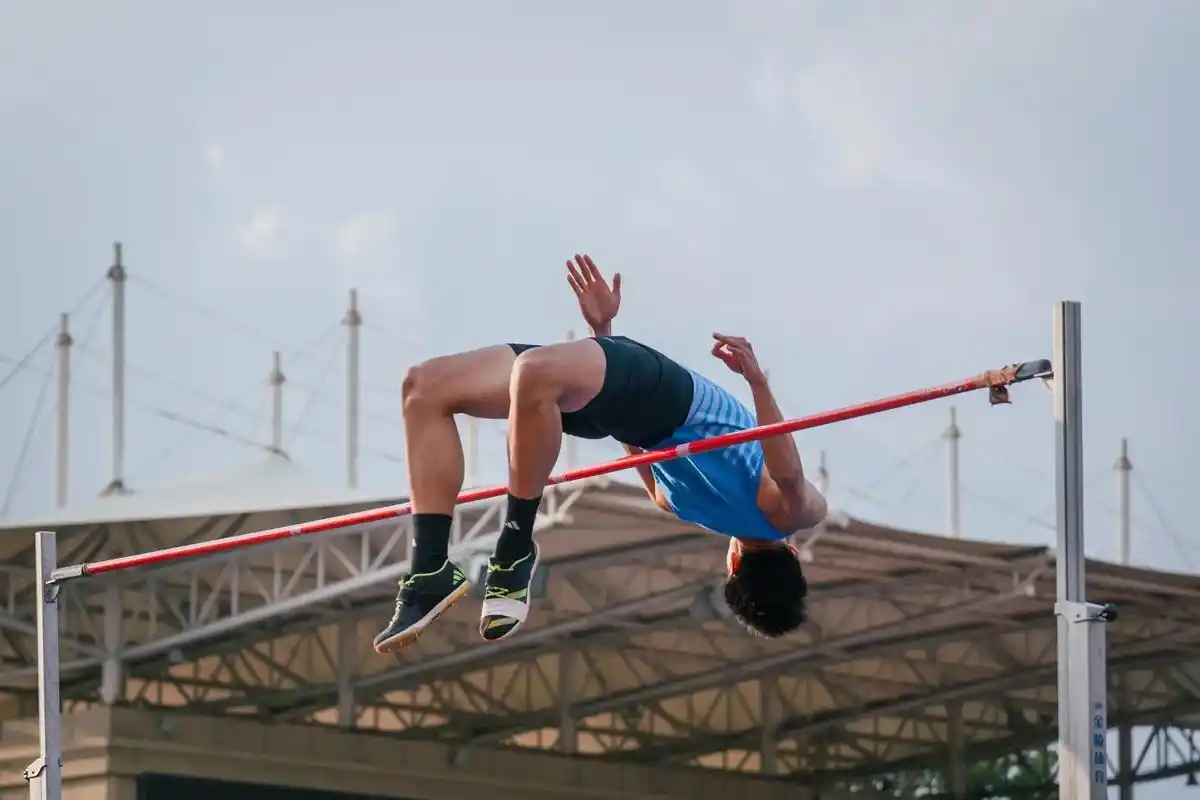 广西 来了!#第一届全国学生青年运动会 #跳高 - 抖音