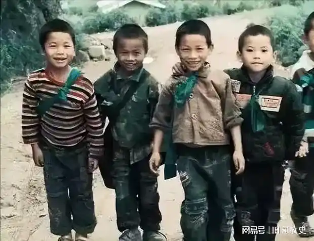 满满回忆啊,跳皮筋,跳方格小时候放学后经常跟小伙伴一起玩,还有弹