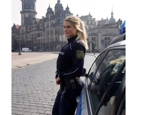 这是一队年轻的奥地利女警,一身深蓝色的警用作训服,也掩饰不住她们的