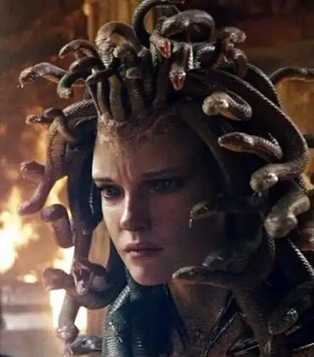 美杜莎女王是希腊神话的《诸神之战》中长有一颗爬满毒蛇的脑袋,身体