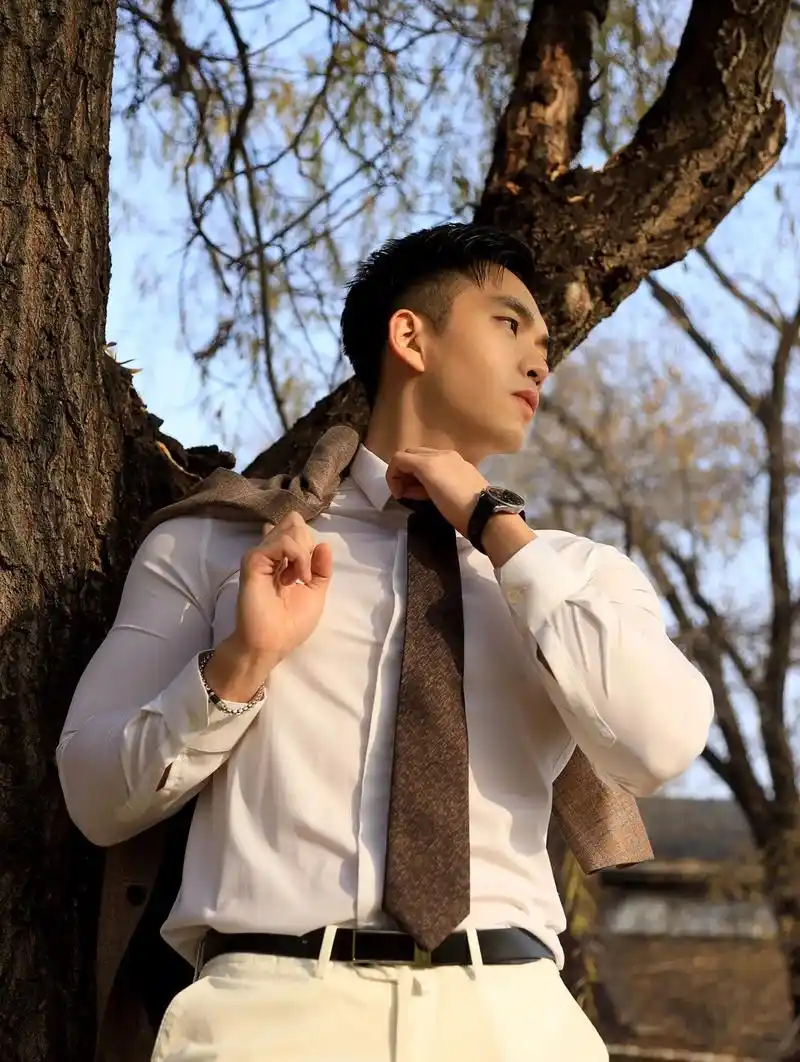 把你们帅气照片留在评论里让我也看看.#男生拍照 #正装男 # - 抖音