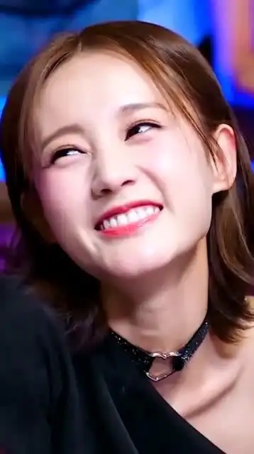 李一桐笑起来月牙弯弯,一袭红衣尽显气质,你爱了吗?