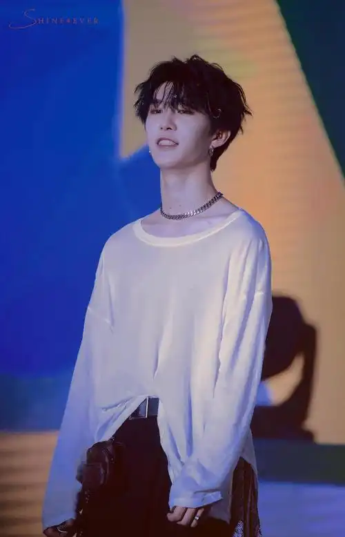 范丞丞,露锁骨了,妈妈不允许……这脖子好想咬一口啊