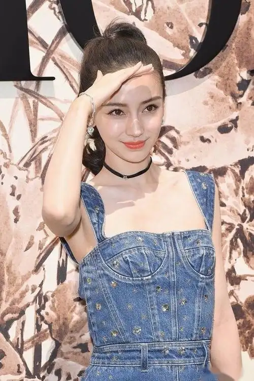 辣妈angelababy巴黎高订秀场造型一袭蓝色牛仔裙尽显少女苗条身材