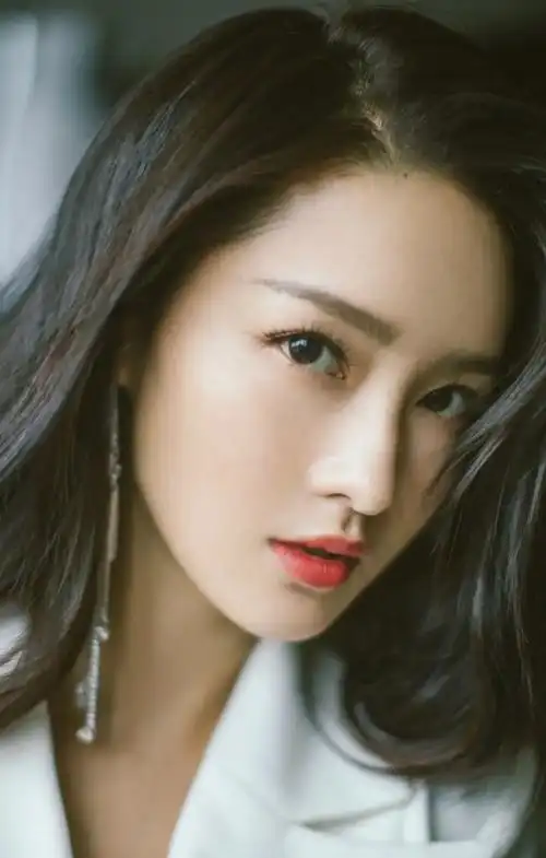 影视女星李沁写真集:靓丽甜美,青春可爱!