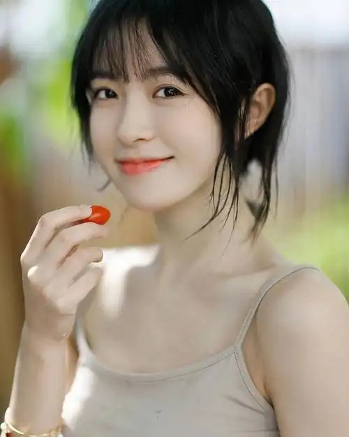 养眼一下少女的微笑就是世间最美好的东西吧