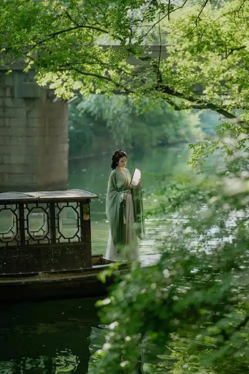 古韵如诗    #人像摄影##古风美少年##汉服