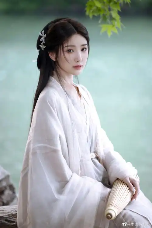 毛晓彤水边撑伞#@毛晓彤古装新造型,素纱好仙,水边撑伞好美!