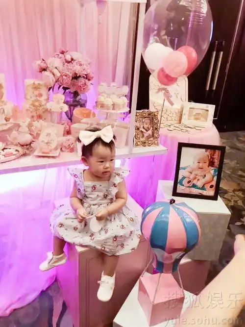 梦幻粉红风 伊能静发图晒米粒周岁公主宴